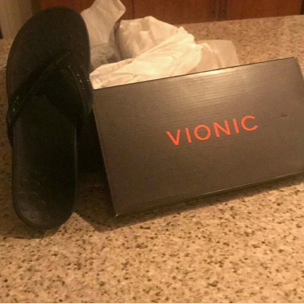 Vionic Black flip flops
